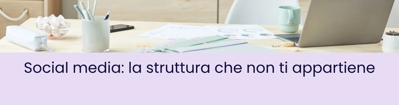 immagine orizzontale, scrivania in legno chiaro, laptop aperto, Social media: la struttura che non ti appartiene