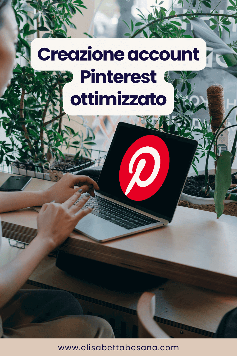 donna seduta alla scrivania con laptop aperto con schermata logo grande di pinterest