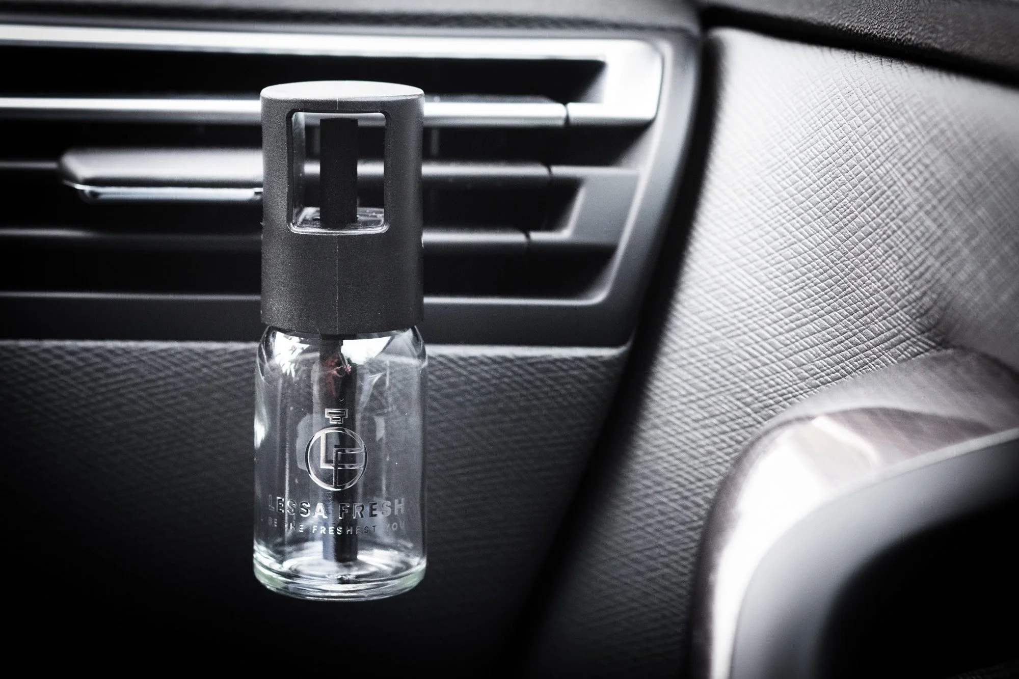 Lessa Fresh Dufterfrische - Eine neue Art dein Auto zu erleben. Lufterfrischer für dein Fahrzeug mit deinem eigenen Duft.