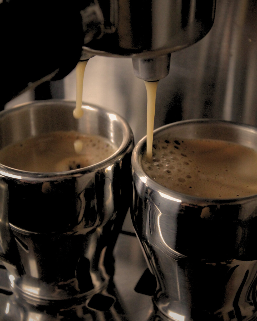 On voit 2 espressos en train de se remplir à une machine à espresso