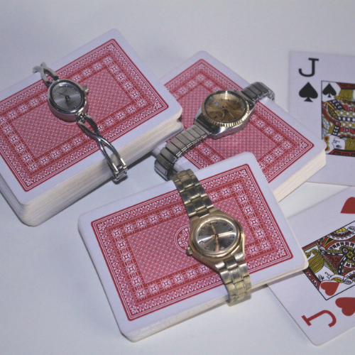 Des montres enfilées sur des paquets de cartes à jouer