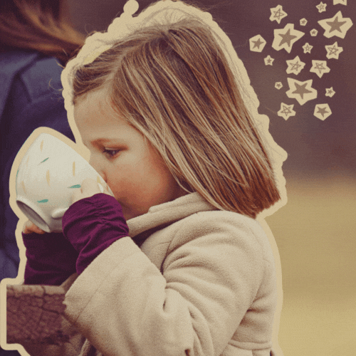 Une jeune fille boit du chocolat chaud