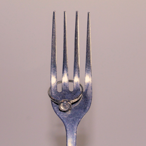 Une baque d'argent sur une fourchette