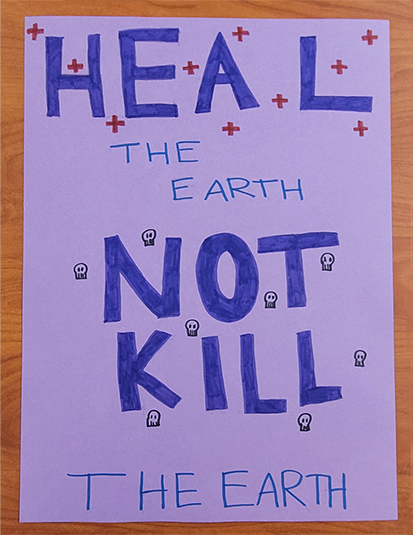 Protest poster by young workshop participants: "Heal the earth, no kill the earth"