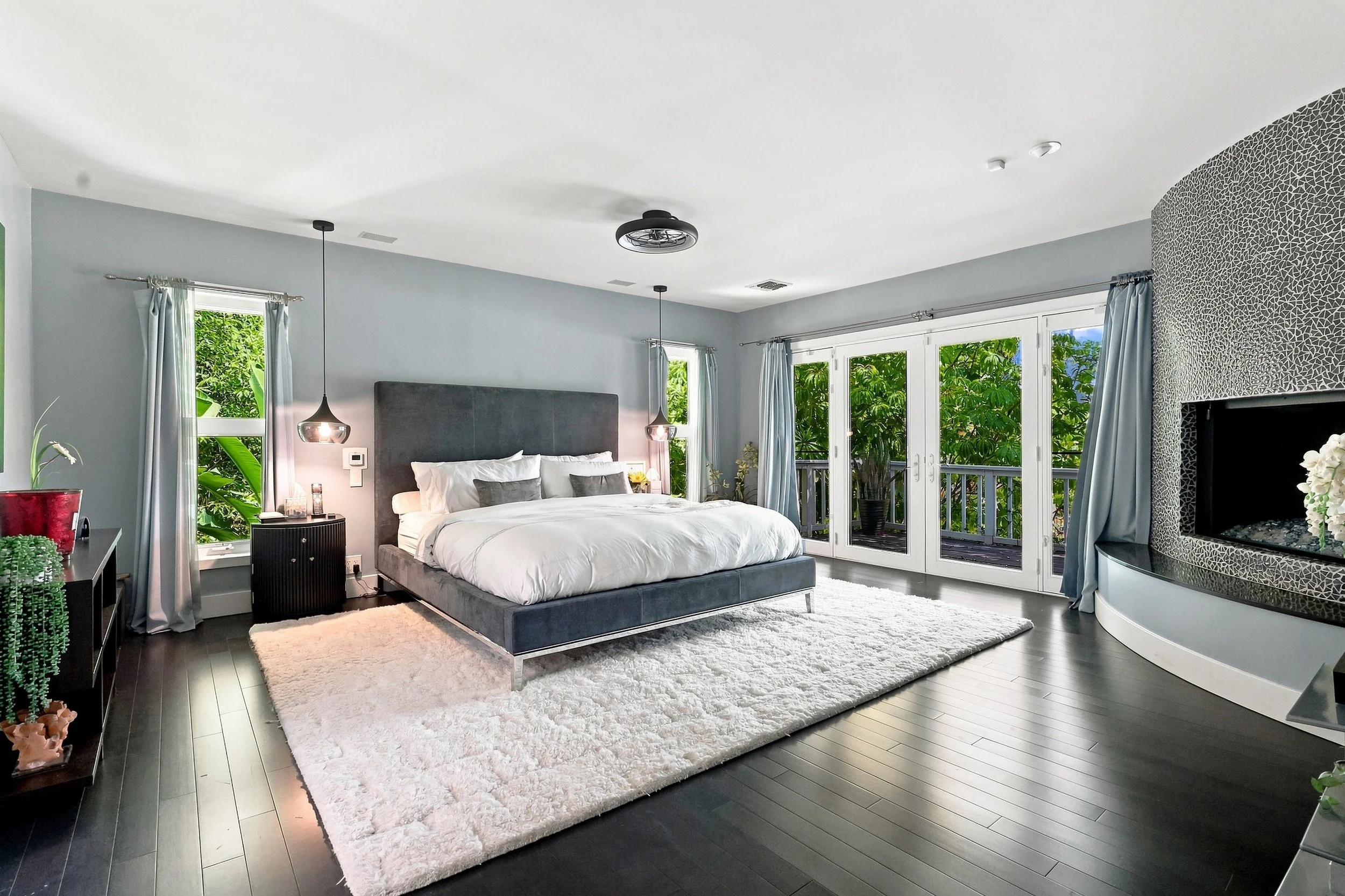 71_4390 hayvenhurst ave.jpg