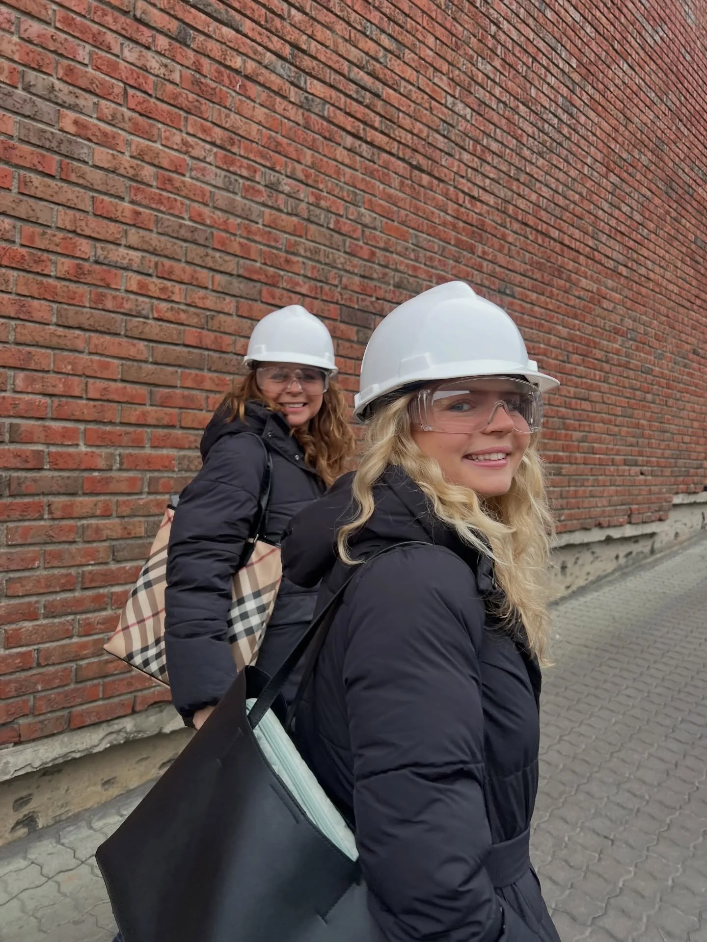 Behind the scenes hos Trio Bemanning🎬 

V&aring;r arbeidshverdag er fylt med mye latter, glede og spennende m&oslash;ter! Hvordan ser din arbeidshverdag ut?💬