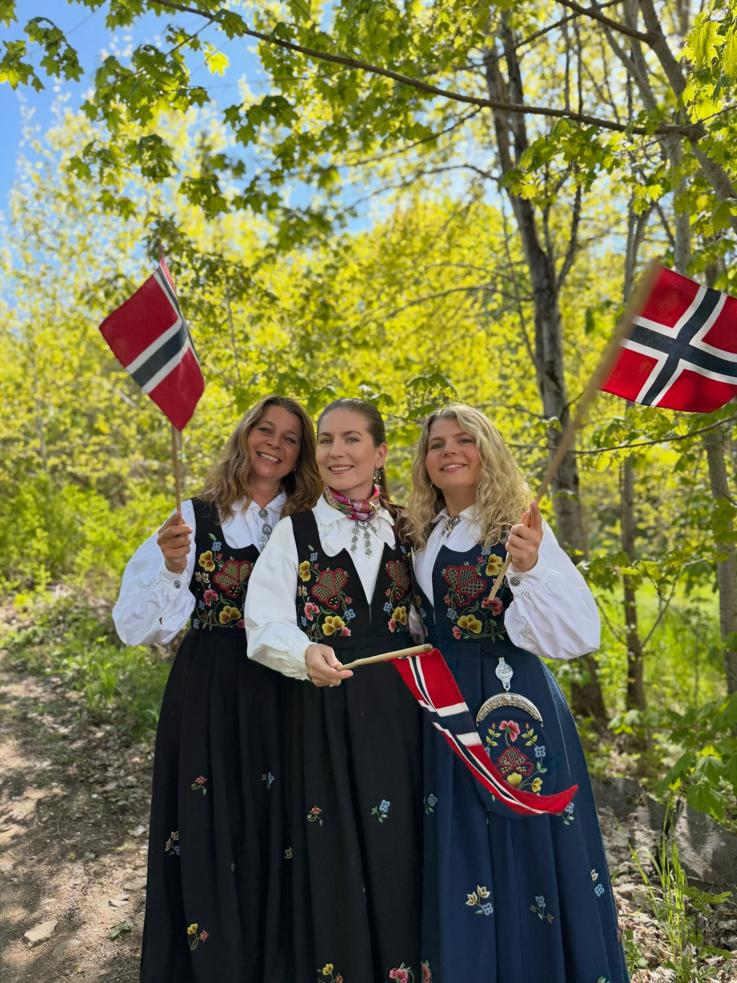 Trioen &oslash;nsker alle en god 17. mai🇳🇴🍦🎉❤️ Vi h&aring;per deres dag fylles av like mye latter og glede som v&aring;res!