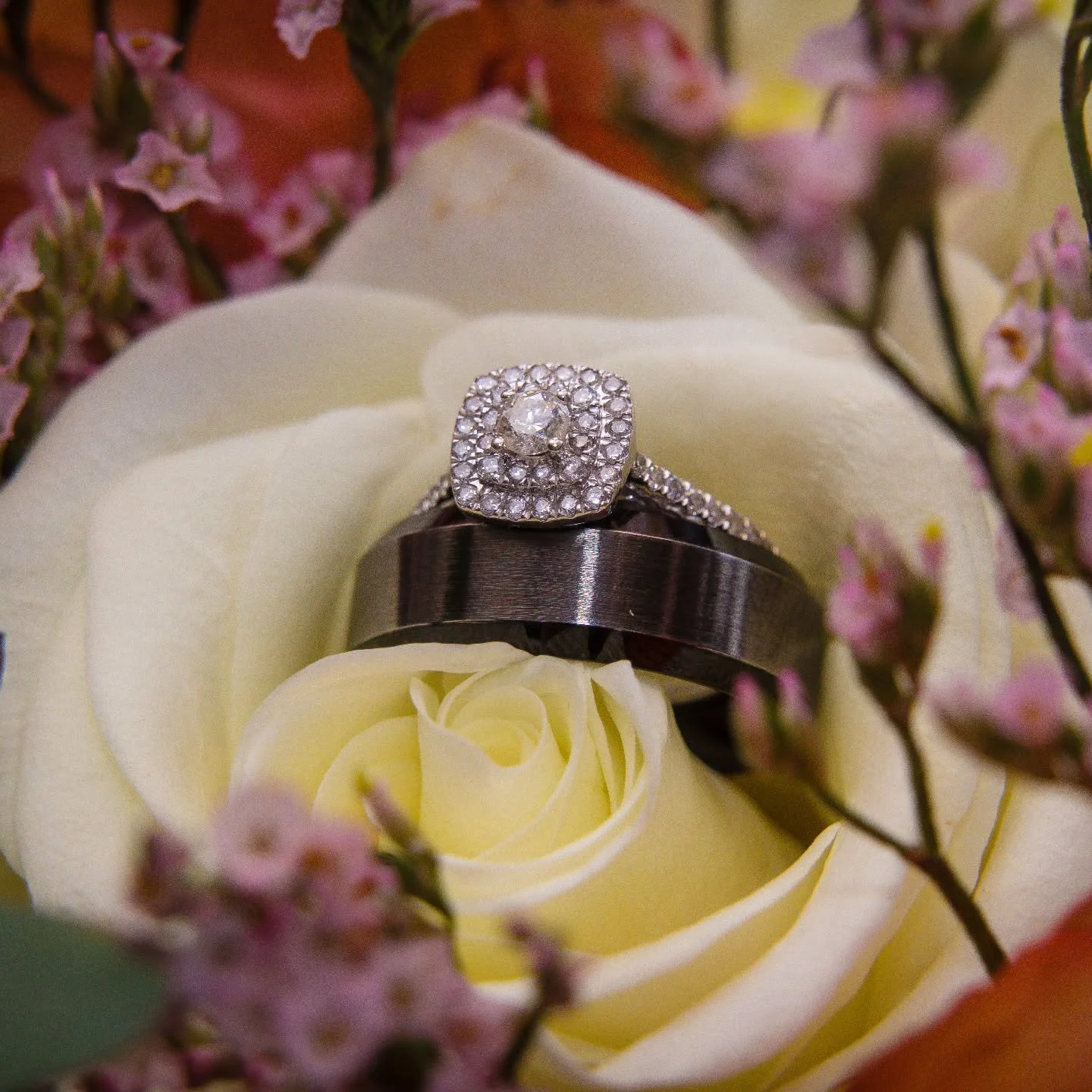 🌹 A Promise in Bloom 🌹
✨ Elegant Details with Silverlined Wedding Photography ✨
Resting in the heart of a creamy rose, these wedding rings shine as a symbol of love&rsquo;s forever promise. At Silverlined Wedding Photography, we capture the beauty 