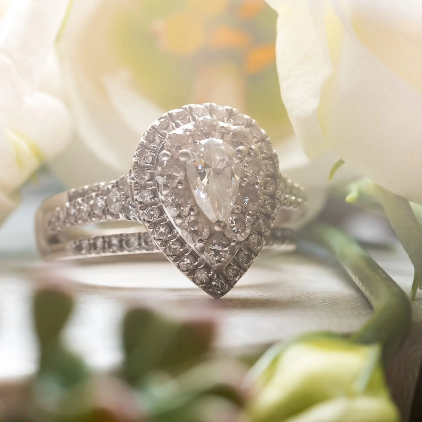 💎 A Sparkle Beyond Compare 💎
✨ Radiant Details with Silverlined Wedding Photography ✨
Framed by soft petals, this pear-cut diamond shines with elegance and grace&mdash;a perfect symbol of love&rsquo;s brilliance. At Silverlined Wedding Photography,