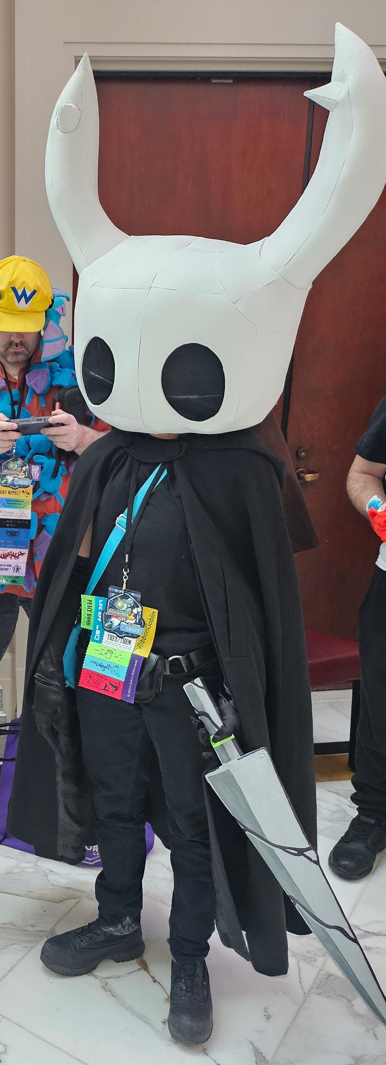 Hollow Knight cosplay, finished 12/2025

My cosplay for Magfest 2026, based on the main character from the video game Hollow Knight. Both the head and weapon are handmade.