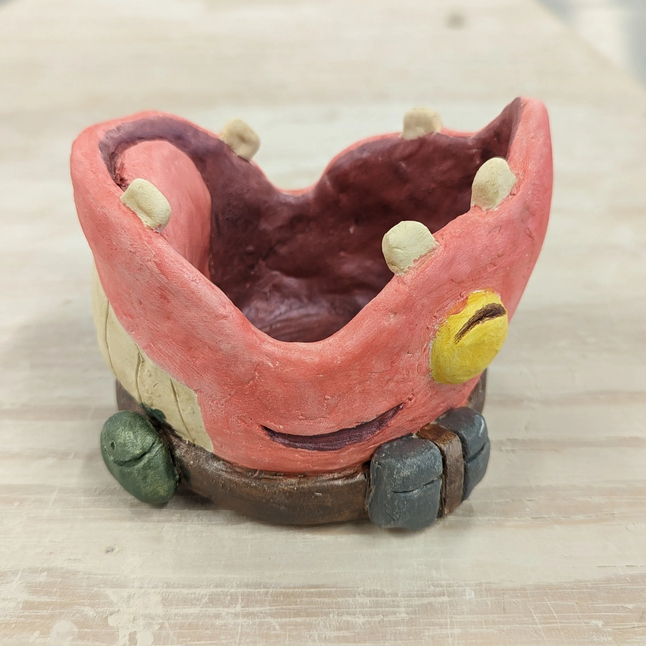 Maws, 05/2023 Ceramic painted with acrylic.

A creature from the game Splatoon