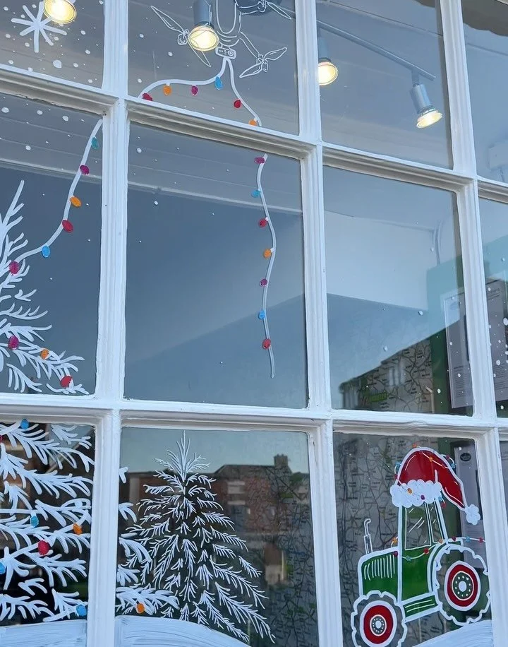 When they tell you they hang their Christmas lights with a drone&hellip;
Me: Say no more🎄✨
Agricultural land? Check.
Industrial and office buildings? Check.
Cooper? Always. 🐶
Another window painted, another Christmas scene tailored to your business