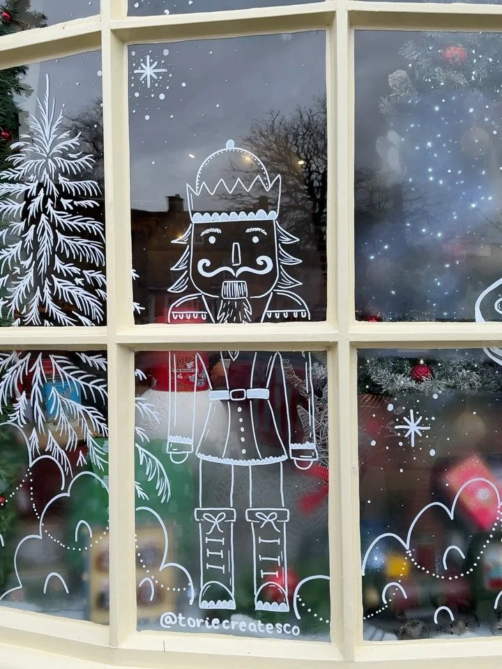 ✨ A little bit of Christmas magic for Tisanes Tea Rooms ✨

Loved bringing this winter tea-garden scene to life on the windows at Tisanes &mdash; the perfect spot for a warm drink, twinkly lights, and all the Christmas cosiness in Broadway🎄🤍

As soo