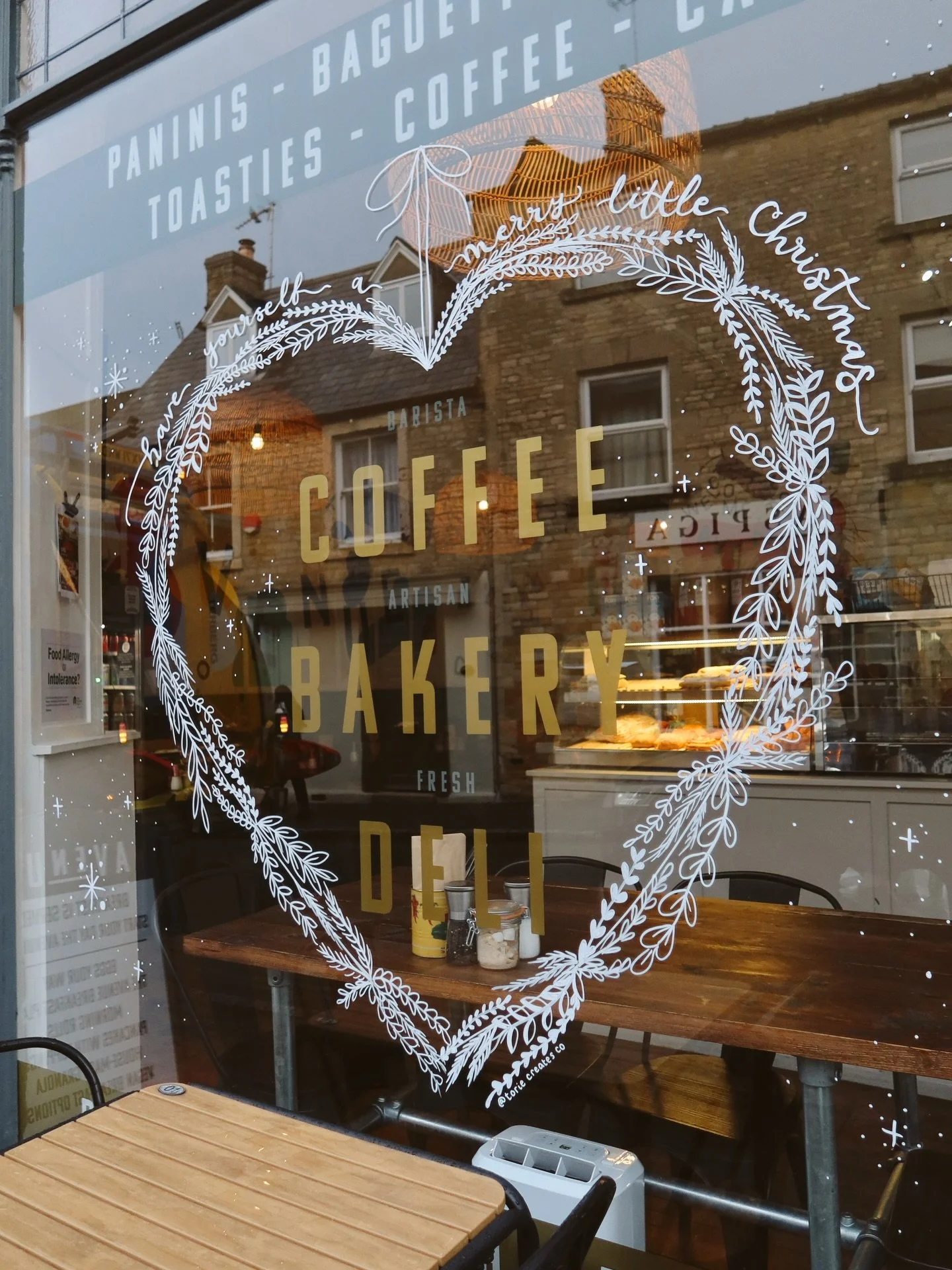 And that&rsquo;s a wrap! 🎄✨
24 Christmas windows painted in 29 days&hellip; all while working full-time. Not for the faint-hearted, but absolutely worth every second.🤍

In 2023 I painted just one window. Then 10 last year through word of mouth. So 