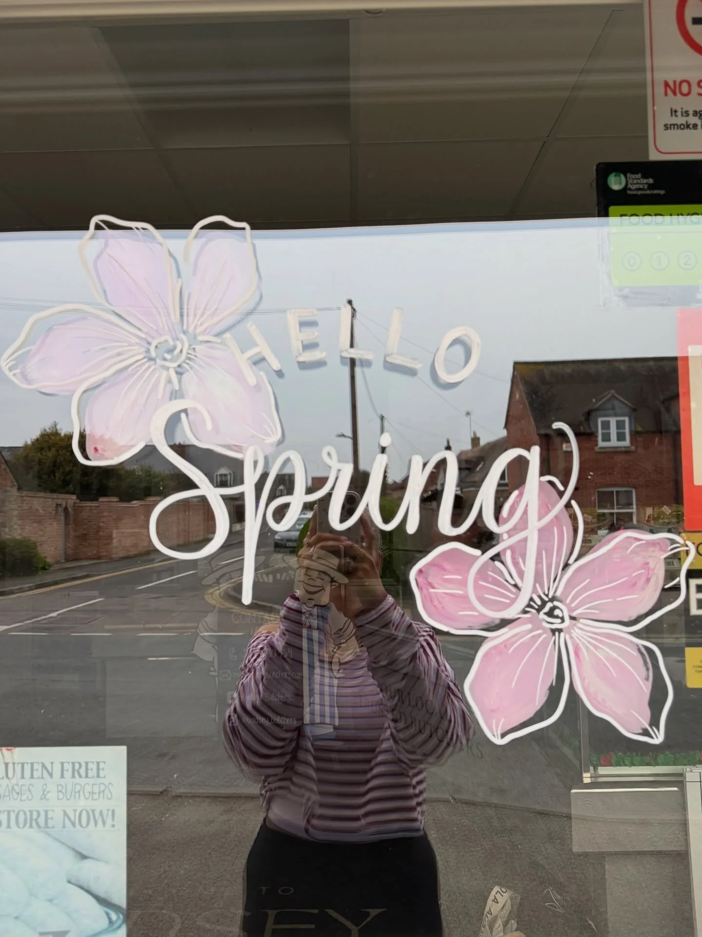 Hello Spring🌷🦋🐞🐣

It feels so good to be back doing what I love!💛 

#easterdisplay #springhassprung #spring #windowart #smallbiz