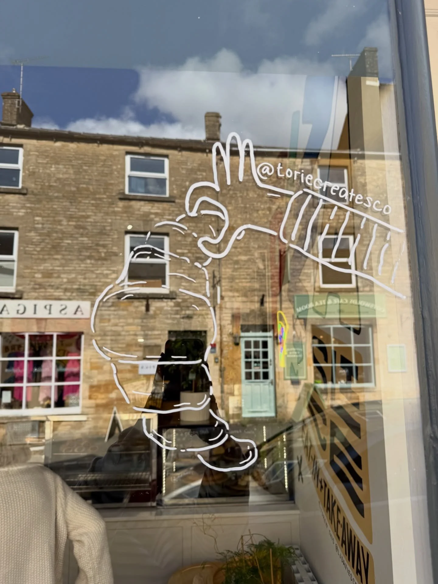 Something a little bit different for me ☕️

This one was so fun to design and bring to life, for a hidden gem in Stow-on-the-Wold! 

@avenuestow 

#windowart #shopwindowdesign #cafeaesthetic #supportsmallbusinessuk #cotswolds