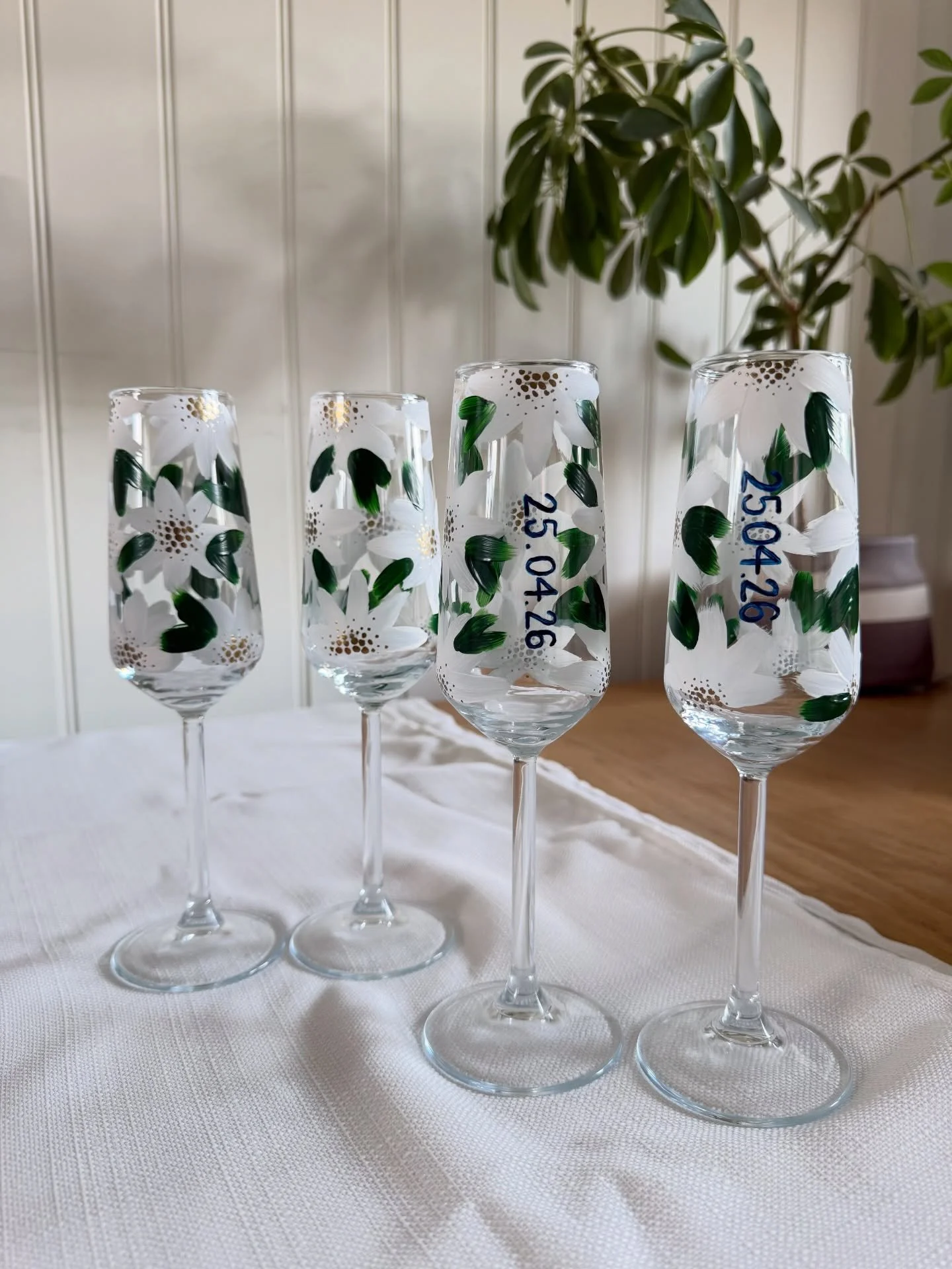 A last-minute request to hand-paint these beautiful champagne flutes, ready to be part of a bride&rsquo;s special getting-ready moment🥂✨

#smallbiz #handpaintedart #handpaintedglasses #bespokewedding #thecotswolds