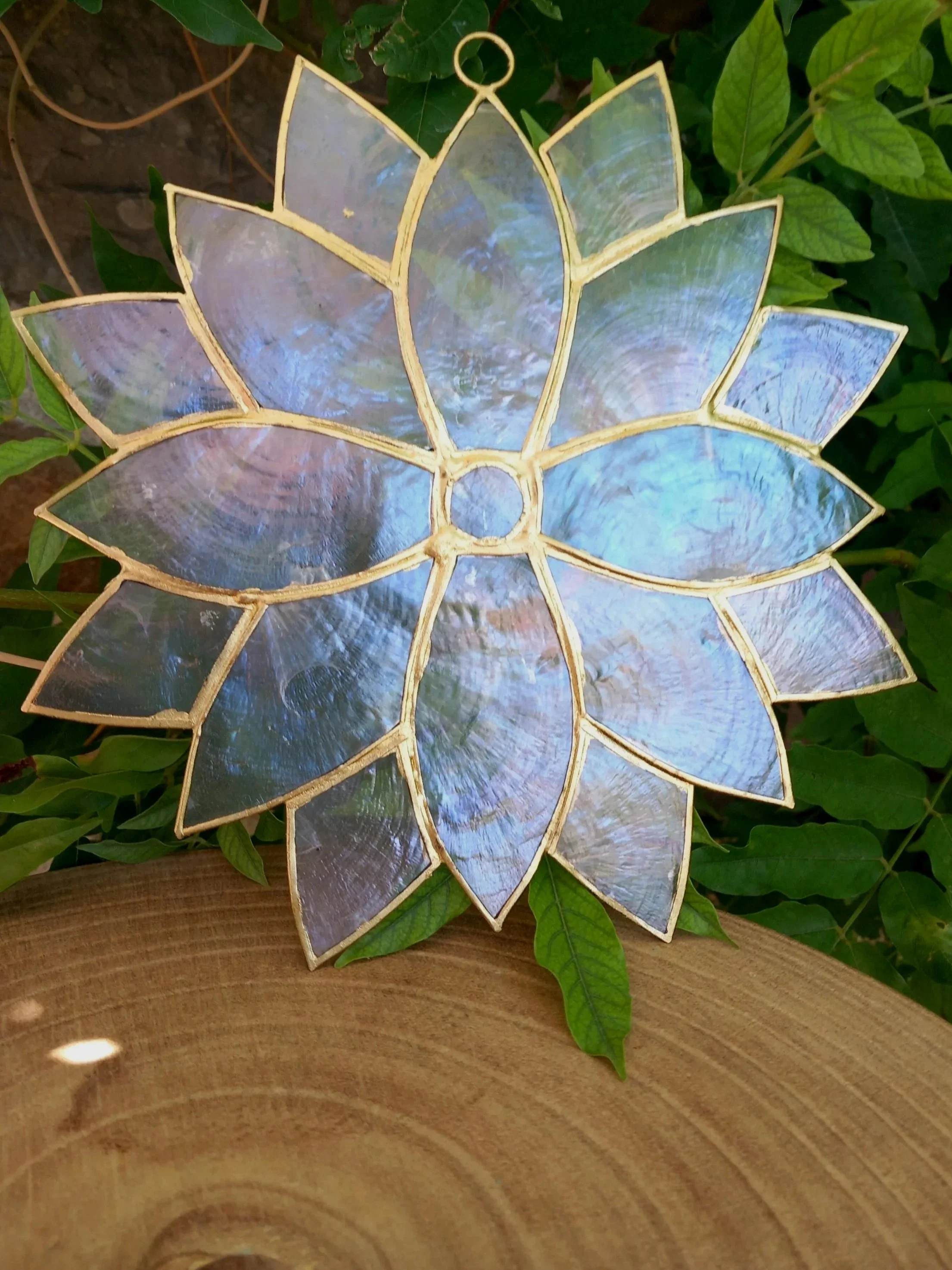 Pendentif de fenêtre lotus en coquille de Capiz 19 x 19 cm