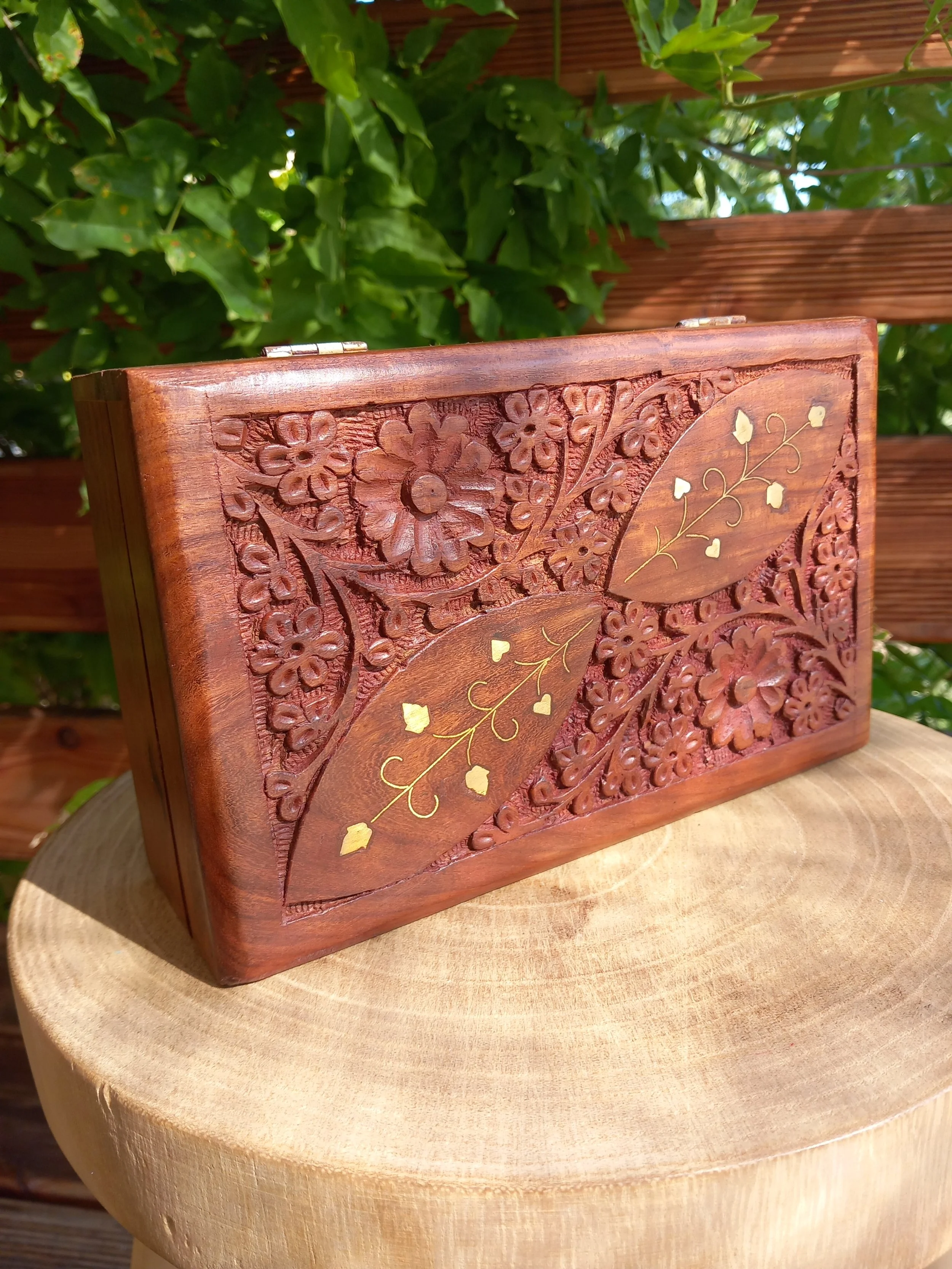 Coffret en bois feuilles, fleurs et décoration laiton 20 x 13 x 6 cm
