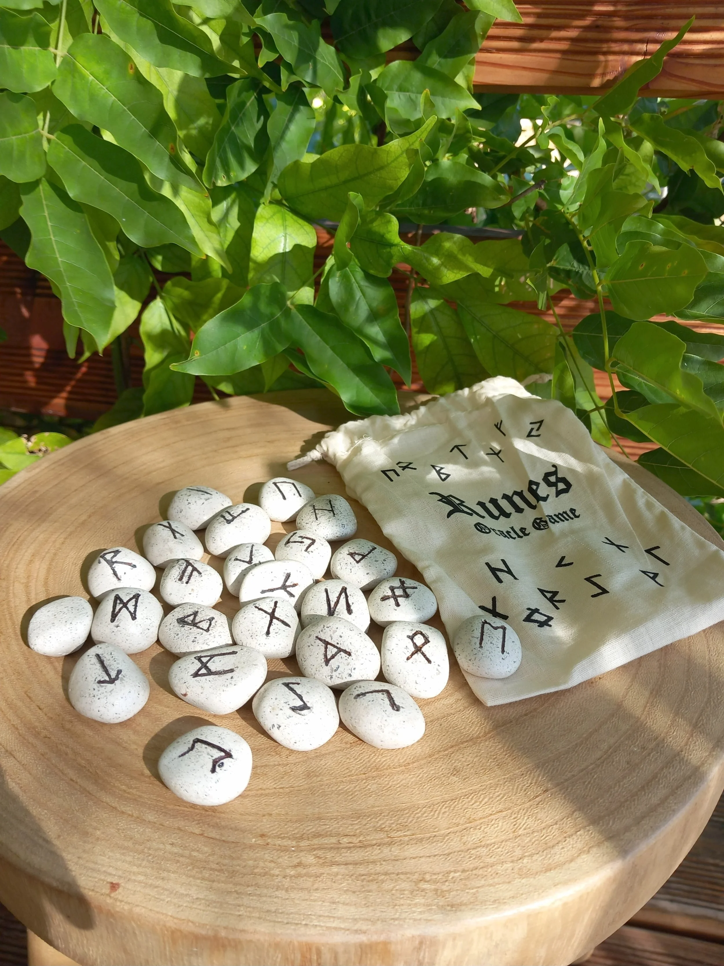 ᚱ Jeu d'Oracle – Runes Nordiques en Céramique