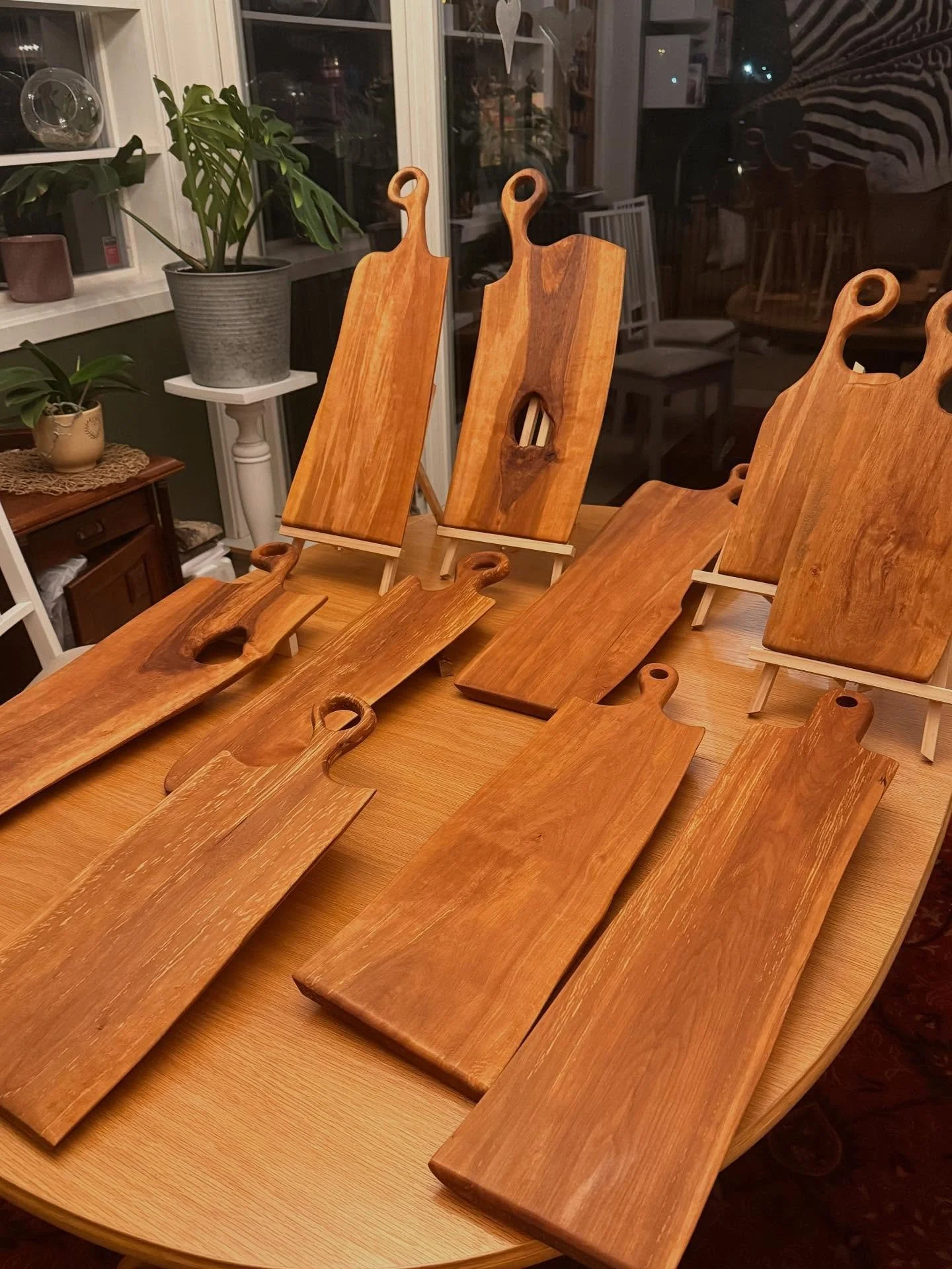 Storproduksjon av skj&aelig;refj&oslash;ler som skal til Julemessa p&aring; Stj&oslash;rdal Bedehus l&oslash;rdag 15 november. 🎄🎄🌲