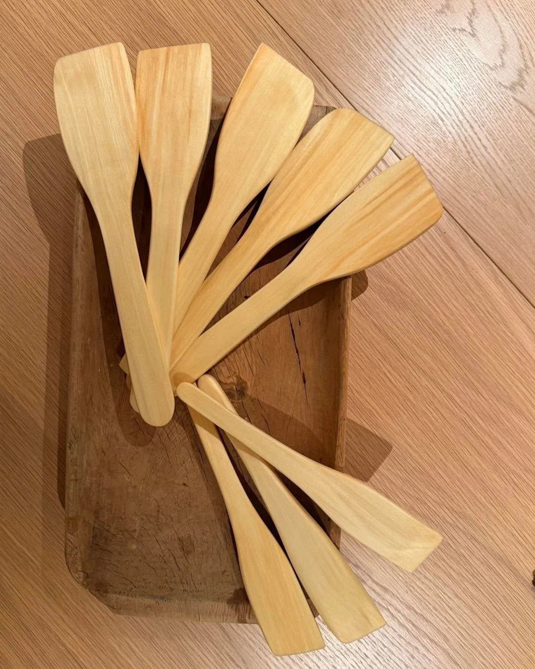 Juleproduksjonen g&aring;r for fullt og Flisespikkern er superglad for bestillinger som kommer. 🎄🎅Tusen takk.  &Oslash;nsker du &aring; bestiller noe til deg selv eller noen du er glad i, bes&oslash;k Flisespikkern.no #tresleiv #tresleiver #serveri