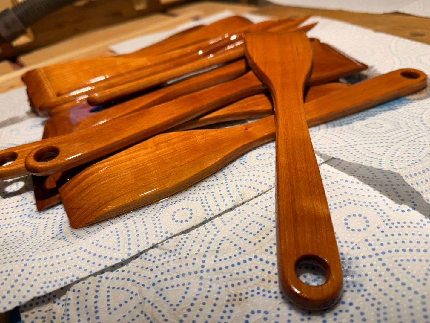 Tresleiver i produksjon. Takk til alle som bestiller. 🥰
Ideel julegave. 🎁Kan f&aring;s i ulike tresorter. Disse er i kirseb&aelig;r 🍒 og Osp. Bes&oslash;k gjerne Flisespikkern. no
#kirseb&aelig;r #cherry #osp #tresleiver #julegaver #juleg&aring;ve