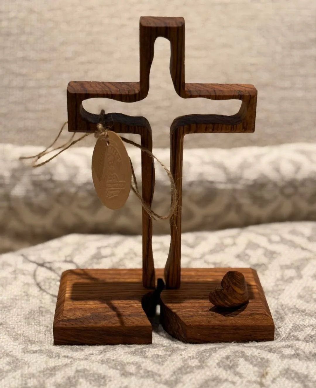 En heldig person f&aring;r dette korset i julegave. 🎁✝️Tusen takk for oppdraget. 🙏  #kors #zebrano