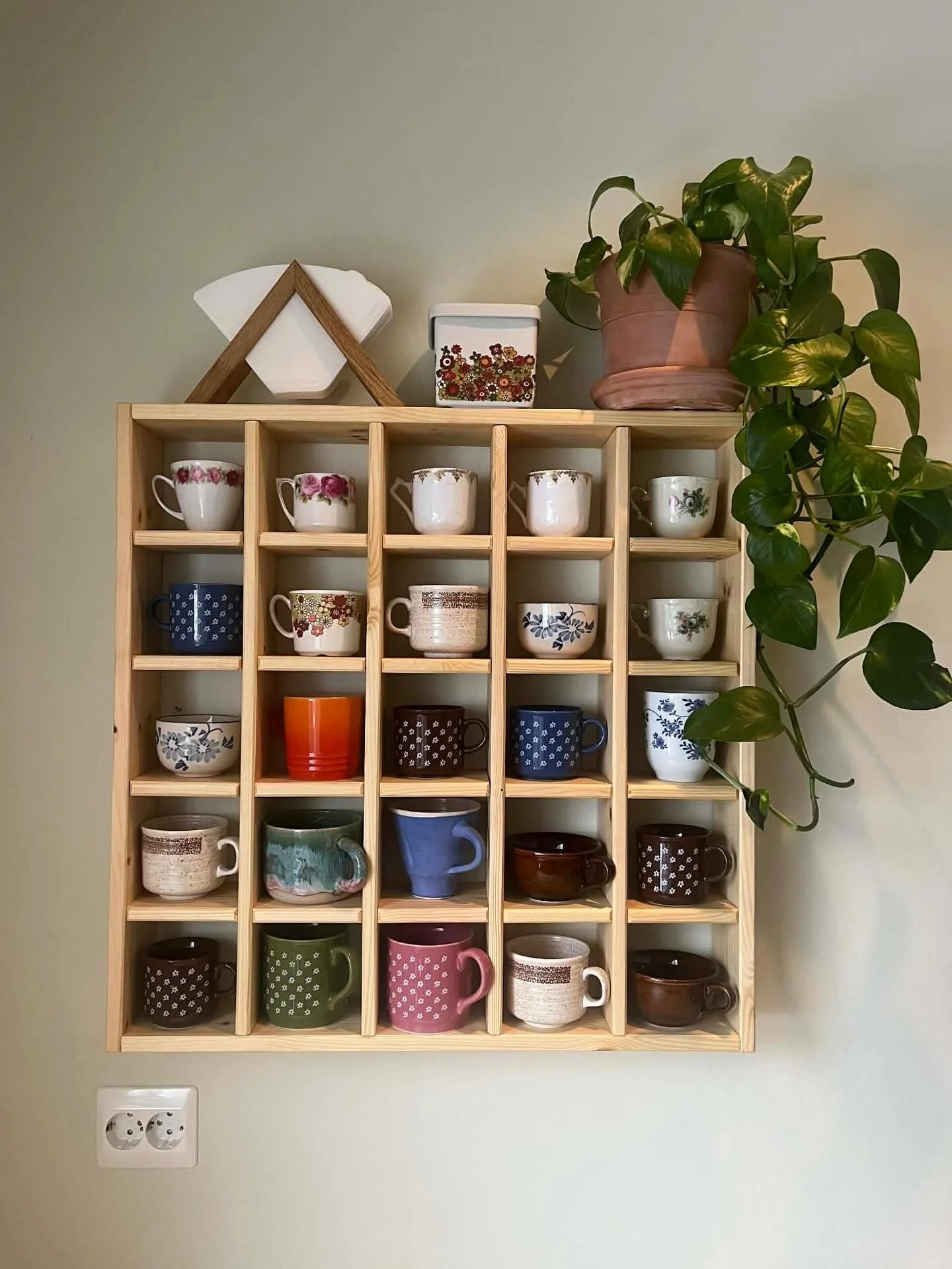 H&aring;ndlaget settekasse for kaffe- og tekopper &ndash; 60&times;60&times;10 cm ☕️☕️

Stilren og solid settekasse i tre, perfekt for &aring; vise frem favorittkoppene dine. Hyllen er h&aring;ndlaget, robust og passer like godt p&aring; kj&oslash;kk