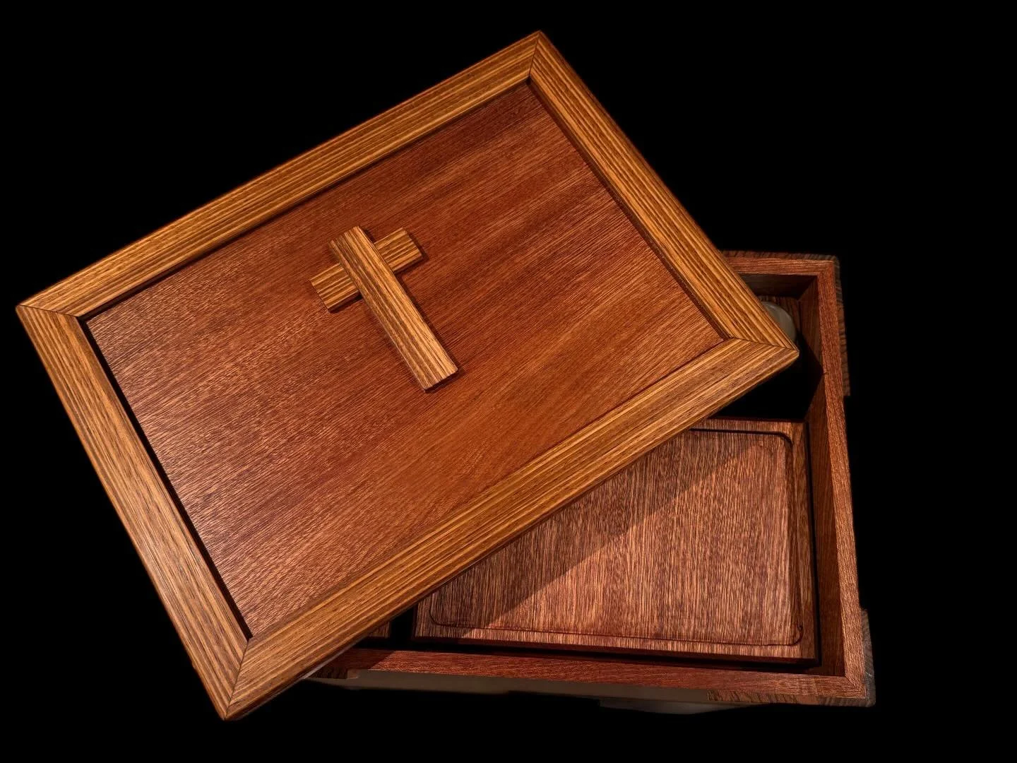 Tusen takk for bestillingen G.O. H&aring;per dette nattverdsettet blir til velsignelse. 🙏. Laget i Mahogny med dekor av Zebrano. #nattverd #nattverdsett #holycommunion #lastsupper