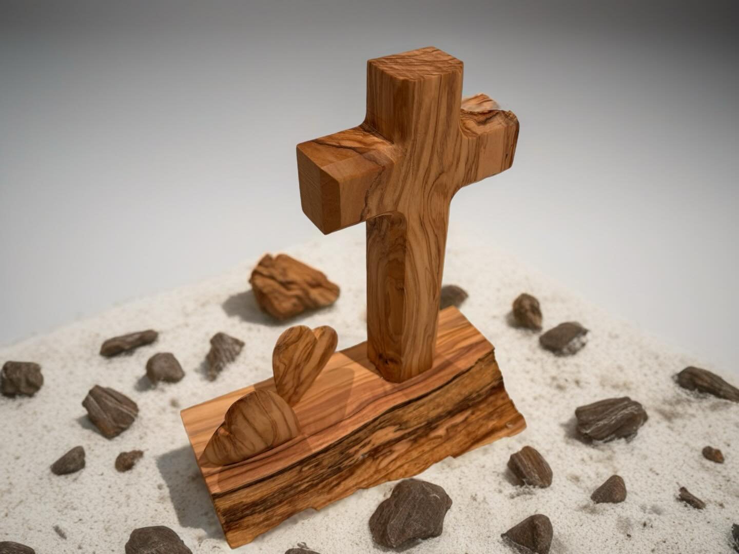 Kors med hjerter. ❤️❤️ Gave til min flotte kone.❤️. Laget av Oliventre. #olivetree #cross #oldrugedcross #happywifehappylife❤️