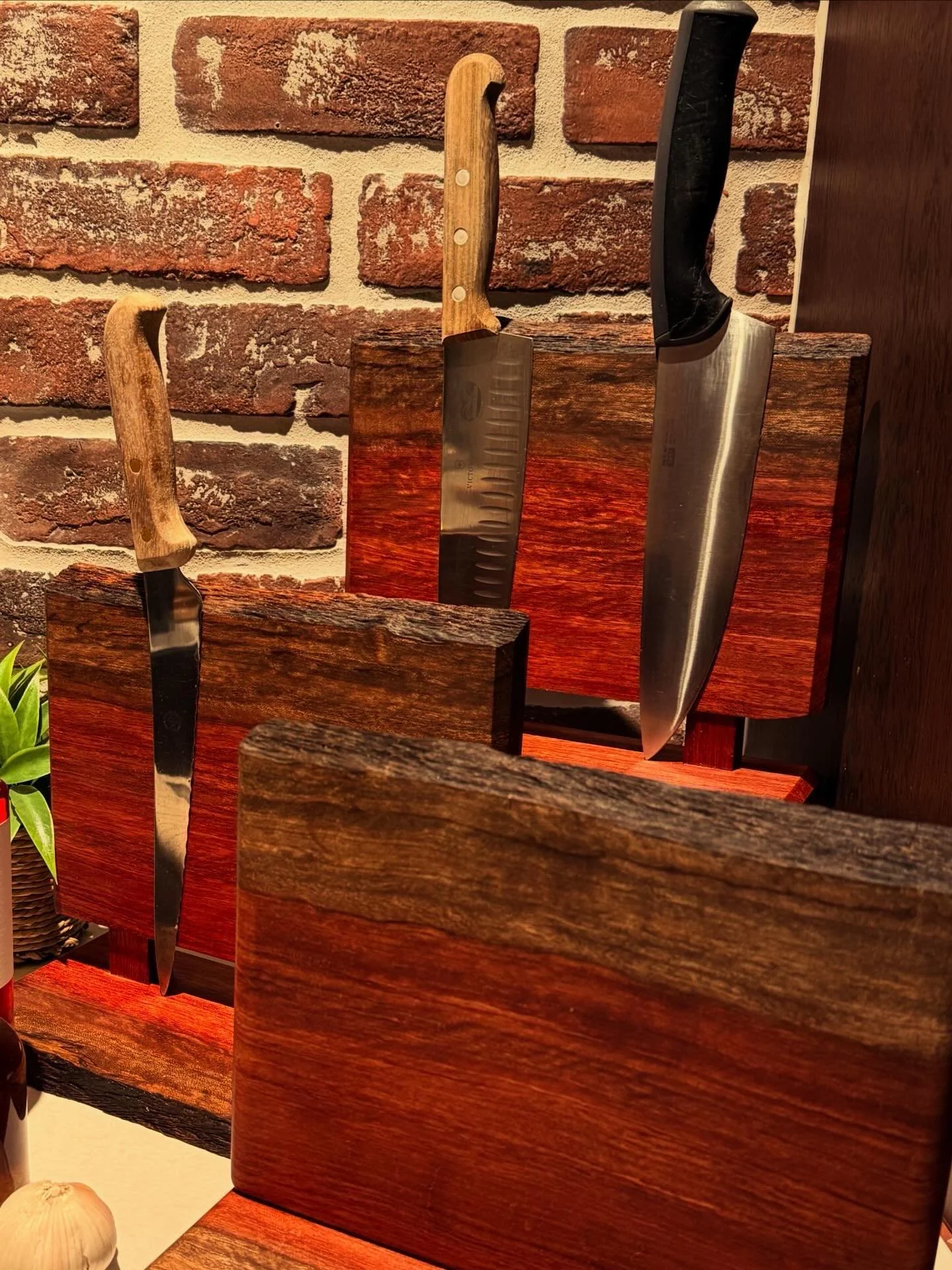 Magnetiske knivblokker i Bubinga treverk. 🌴 Fatanstiske dype farger. #bubingawood #handmadewithlove❤️ #knivblokk #knifeblock #gaventildesomharalt