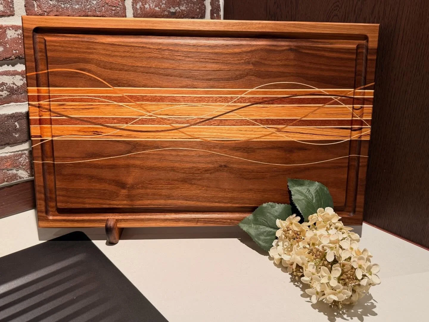 SOLGT! Hvilken tresort liker du best? 🤔

Denne massive skj&aelig;refj&oslash;la er h&aring;ndlaget i valn&oslash;tt, zebrano og osp. Tre treslag med helt forskjellige uttrykk &ndash; fra den dype m&oslash;rke valn&oslash;tten til den karakteristiske