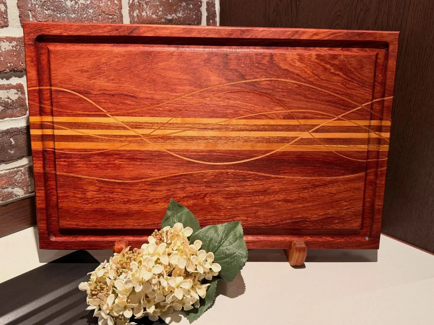 Massiv skj&aelig;refj&oslash;l i eksklusive tresorter 🌳

H&aring;ndlaget skj&aelig;refj&oslash;l i Bubinga, Mahogny og Svartor.
Solid, vakker og laget for et kj&oslash;kken som fortjener litt ekstra.

Hver fj&oslash;l er unik og laget med kj&aelig;r