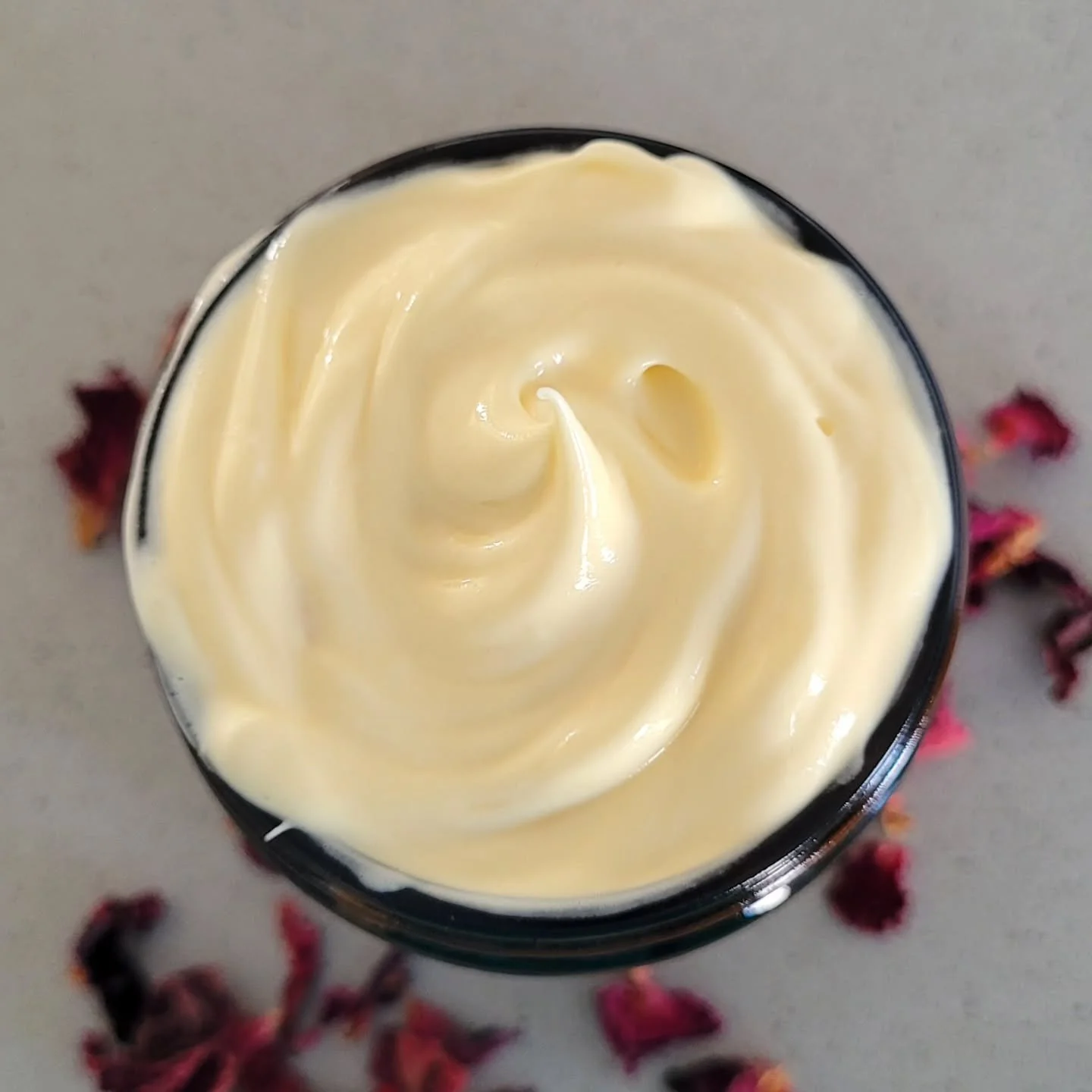 This rich Honey Rose Butter facial and body moisturizer is three years in the making 💓🌹🐝

I began to formulate it right after taking my first #formulabotanica Masterclass. It was incredibly exciting to master the art and science of emulsion chemis