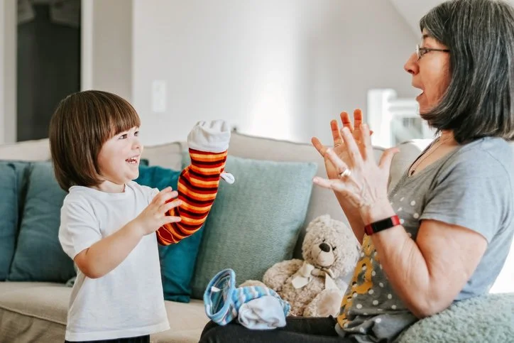 Bop! Methodology: You need to enter the child's world of imaginary play, accompanying him at his own pace and in a playful way, while at the same time transmitting a new language. This will seem natural to mothers, grandmothers, and nannies.