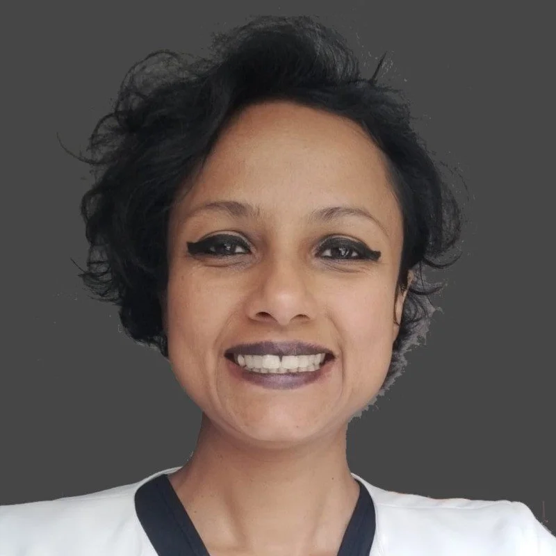 The author, Ashinsa Bopearachchi, was born in Sri Lanka and initially spoke Sinhalese, her mother tongue. She learned French in France at the age of three and English in the USA at the age of ten, diving straight into the bath of each language.