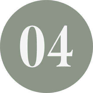 A circular graphic with a green background displaying the white number '04' in the center.