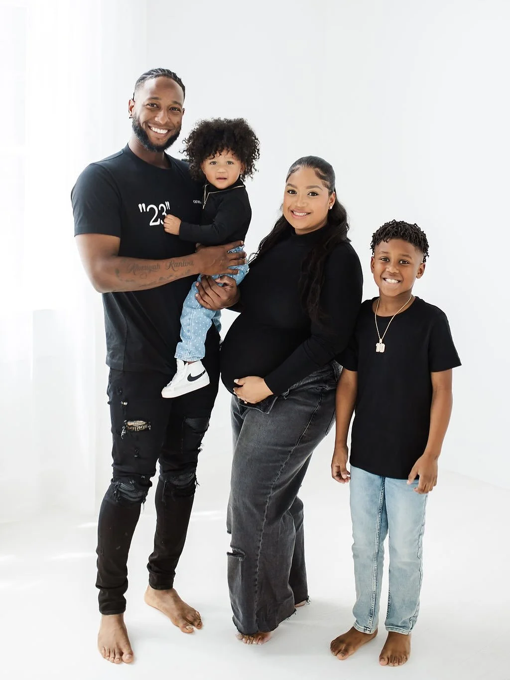 ✨ We can&rsquo;t get enough of these sweet images Hannah captured in the studio! This family is so full of love (and expecting a little one soon 🫶), and we&rsquo;re obsessed with how she used the natural light + cozy vibe of the space to tell their 