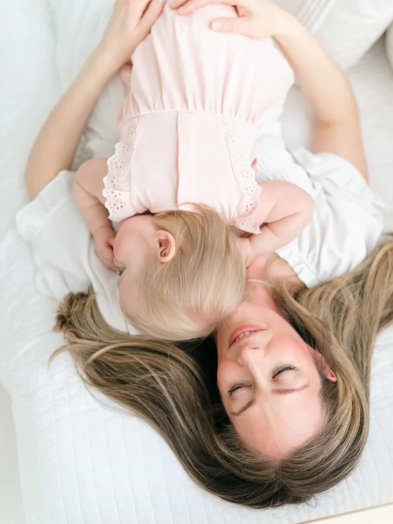We&rsquo;ll never get over how gorgeous and simple the light is in Studio B - it&rsquo;s timeless. Love how you use the light @coreyjohnsonphotography 😍 beautiful family, thank you for sharing and creating in our space!

#studioforrent #naturallight