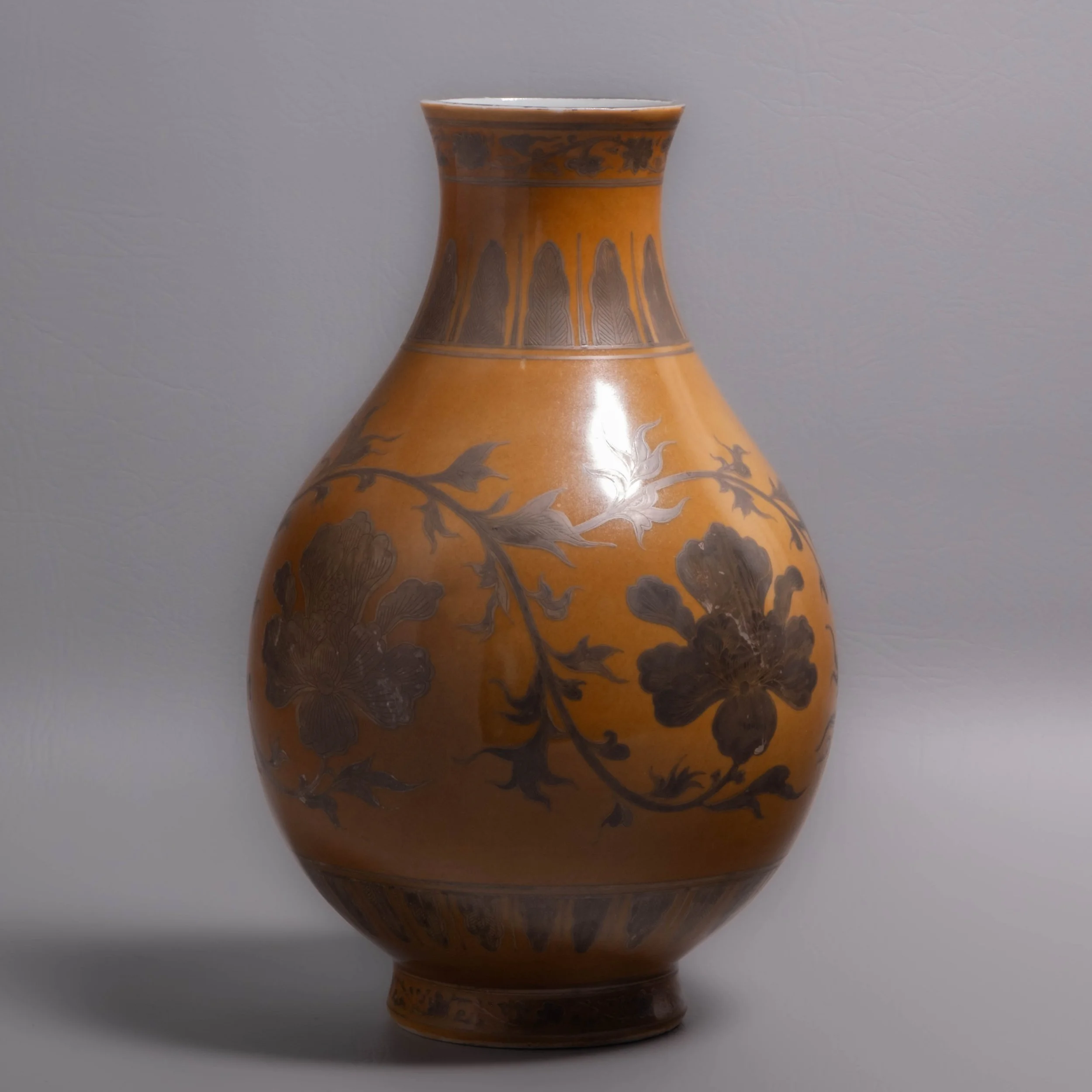 Antique Japanese Kinrande Porcelain Vase by Shou Harumura, pupil of Takahashi Dohachi III and collaborator with Chikuzen Miura I,  circa 1885, signed Heian Shōu Kansei