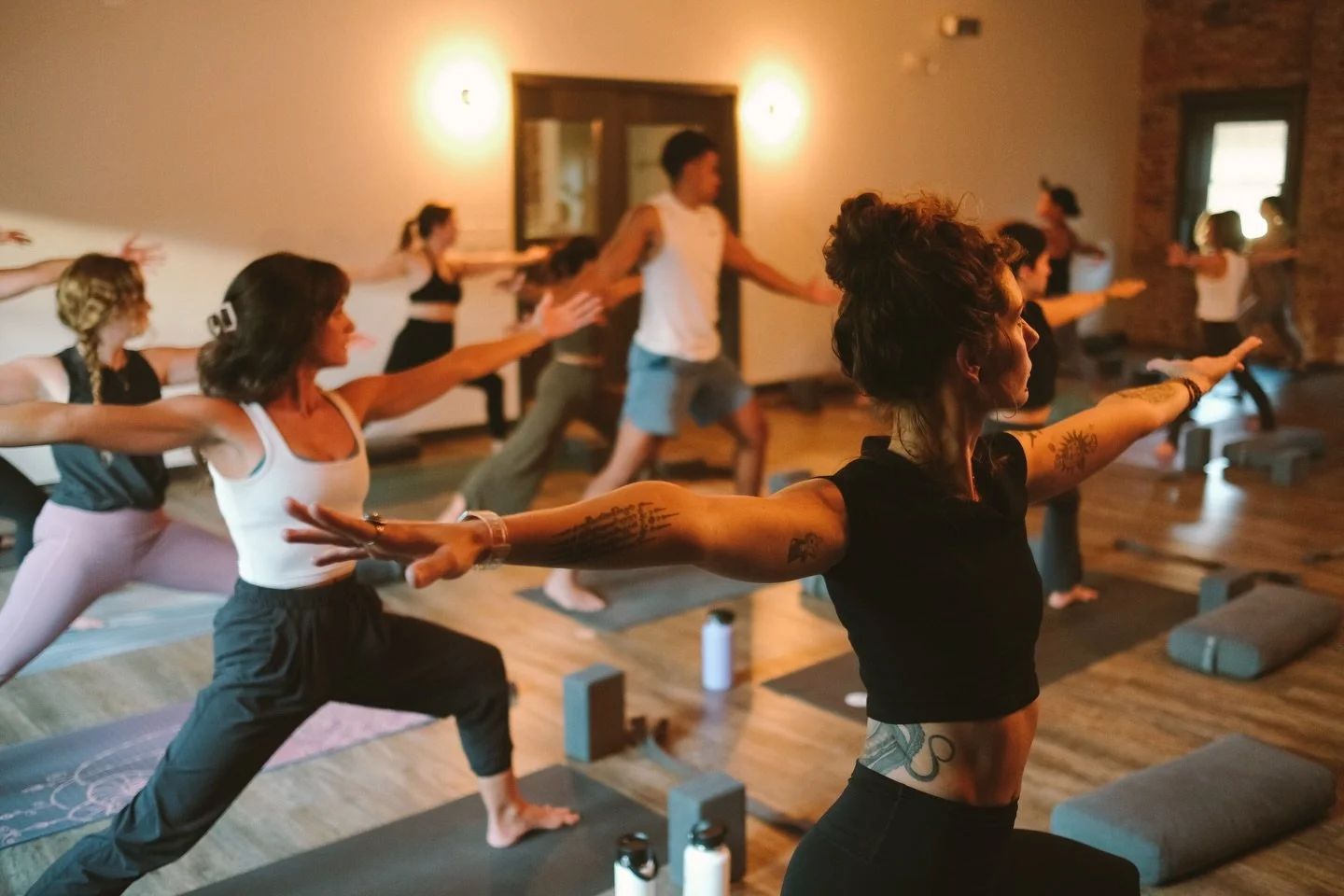 ✨ Meet us for Saturday Morning Vinyasa at The Junto ✨

Start your weekend with an all-levels Vinyasa flow with @liveayayoga in the Bell St. Gallery at @thejuntohotel . Expect breath-led movement, steady pacing, and space to land- whether you&rsquo;re