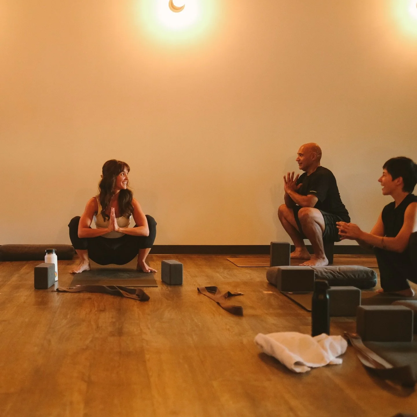 🏃&zwj;♀️Good luck to all running the half marathon tomorrow! 

Classes are still on, so be sure to give yourself extra time to park and walk to the studio. 

Be sure to cheer the runners on, on your way in 🥳

📸 @kate_sweeney