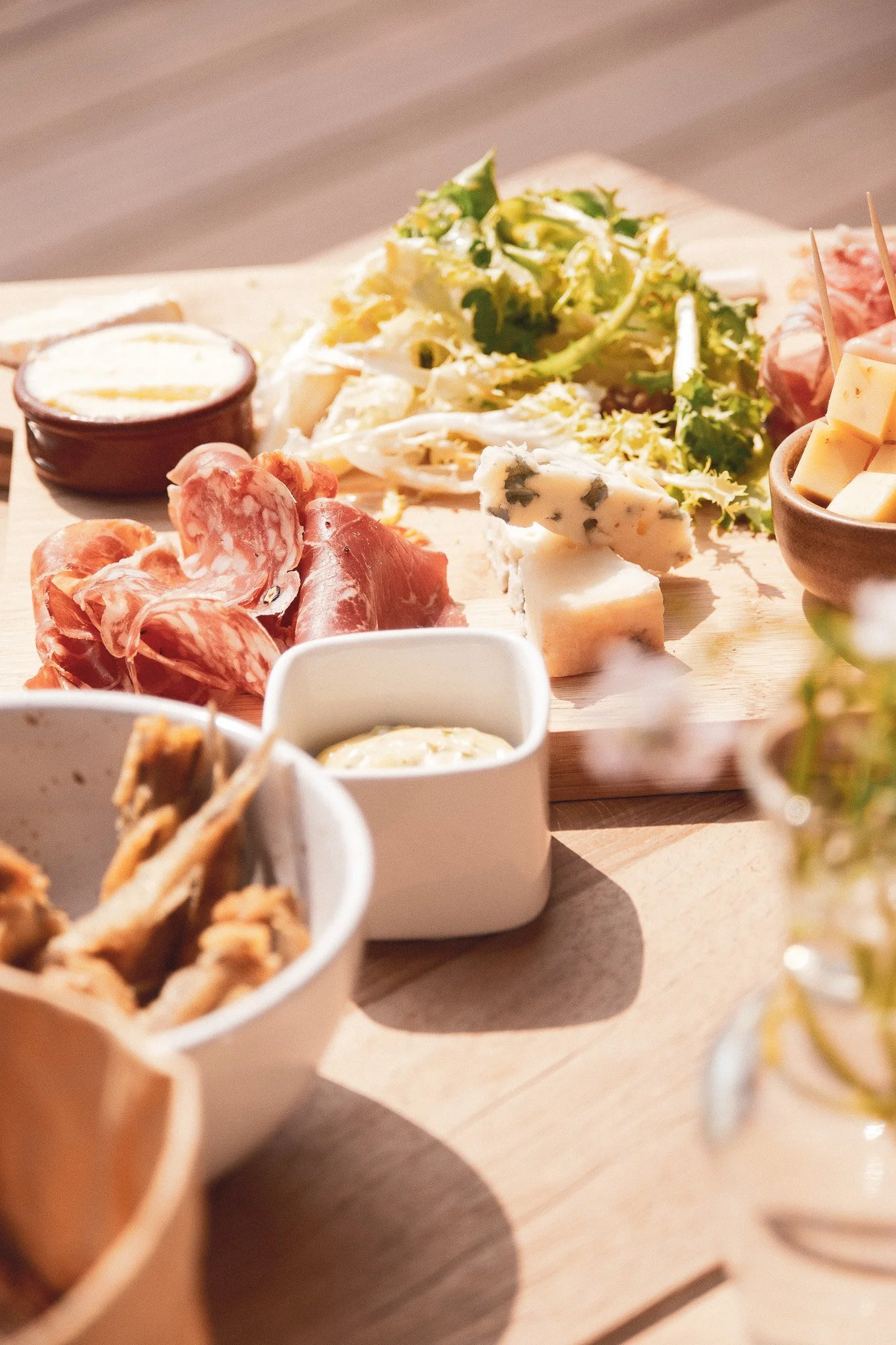 Plateau de fromages, charcuterie et petits légumes, accompagnements pour un repas