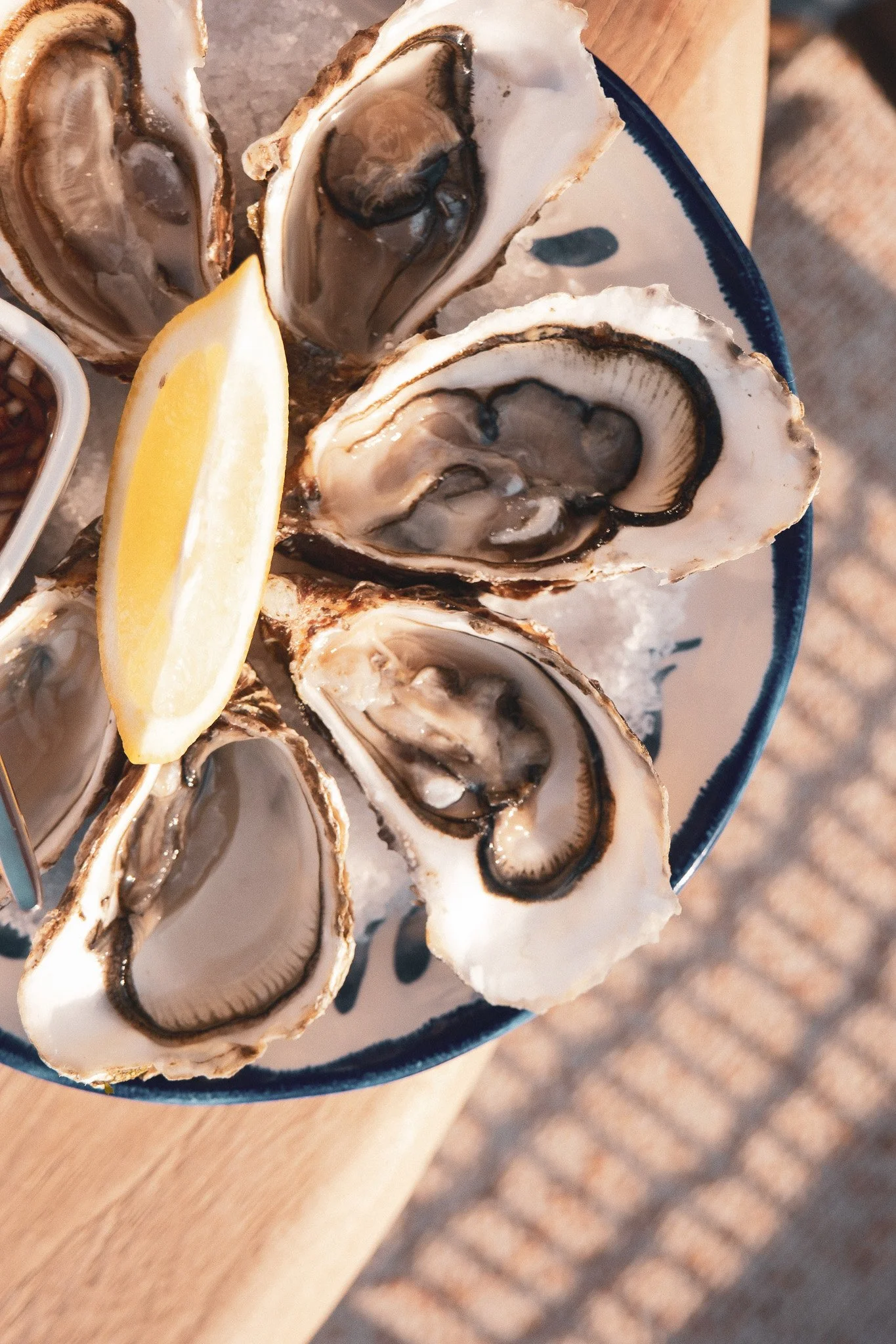 Coquillages d'huîtres avec une tranche de citron sur une assiette