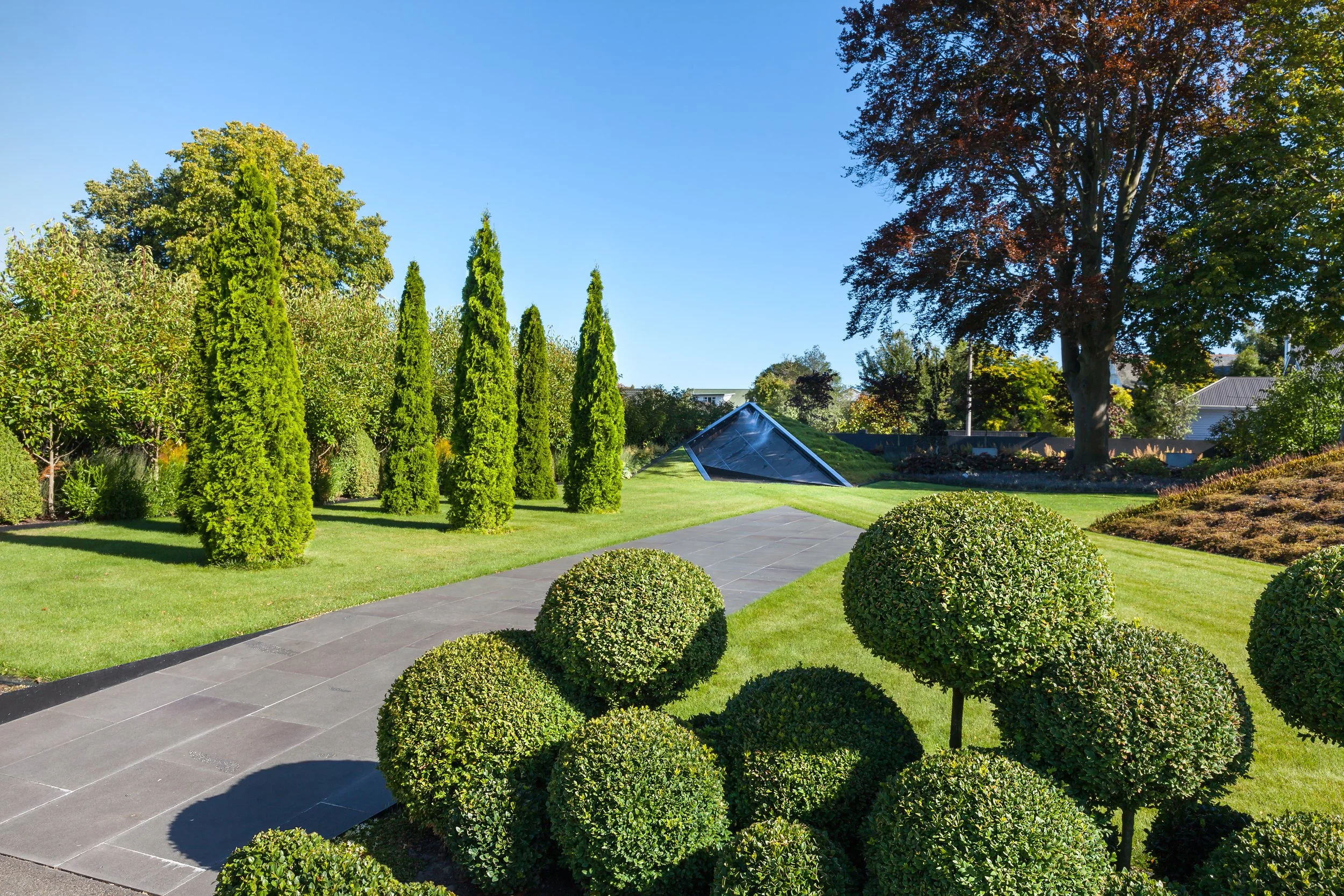 henry-blakely-landscapes-grumpys-garden-estate-view-topiary-water-feature.jpg.jpg