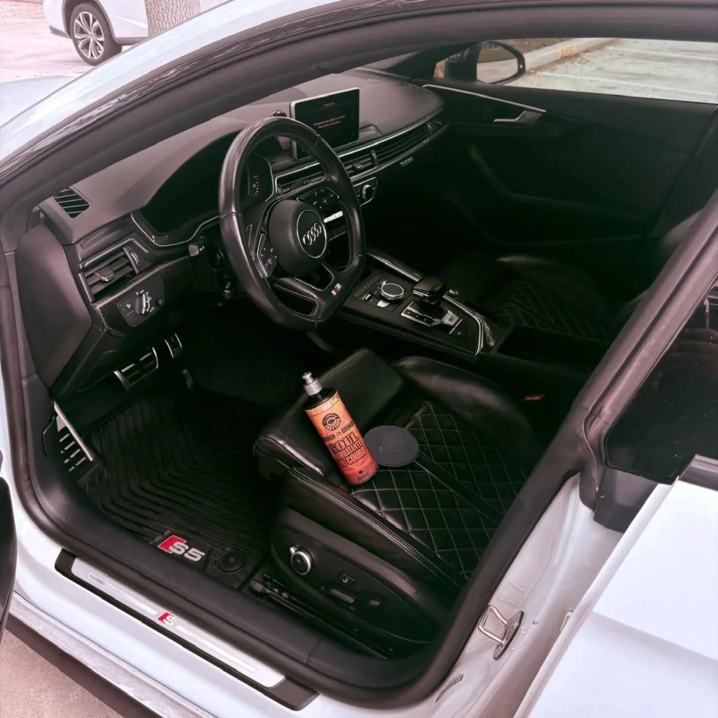 💬 Voc&ecirc; j&aacute; cuida do couro do seu carro ou s&oacute; lembra quando j&aacute; est&aacute; desgastado?

💬 Do you take care of your leather, or only notice it when it&rsquo;s already worn out?

#CarDetailing #AutoCare #LeatherCare #Detailin