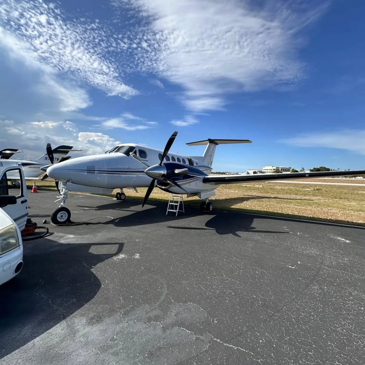 ✈️ Beechcraft King Air 250 

N&atilde;o &eacute; s&oacute; sobre voar&hellip;
&Eacute; sobre como voc&ecirc; chega.
Um avi&atilde;o executivo precisa transmitir:
💼 Poder
✨ Sofistica&ccedil;&atilde;o
🛡️ Cuidado
E isso come&ccedil;a nos detalhes 👇
✔