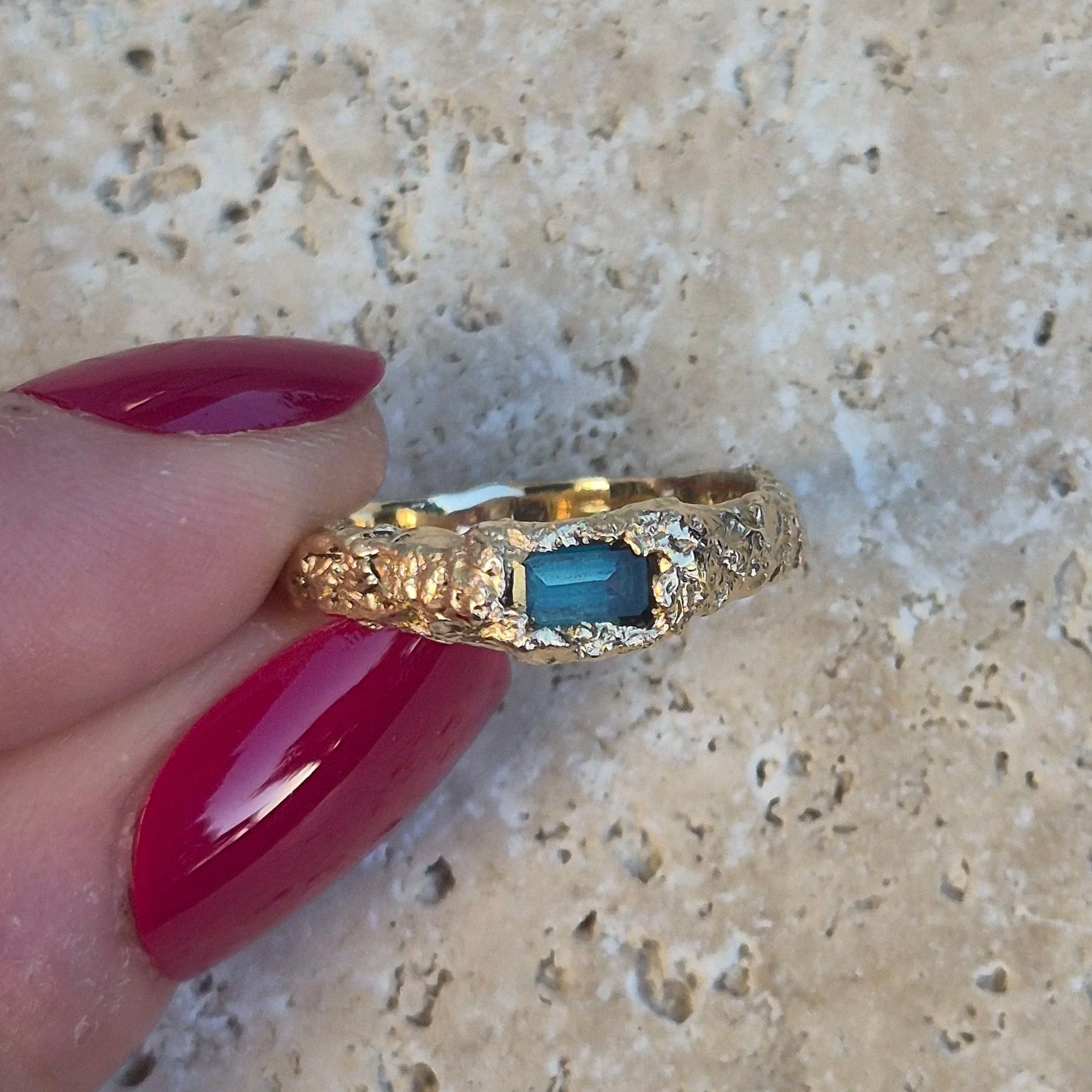 Wildfire Ring with Australian Sapphire in 9k Gold - Size L - Ready to Ship