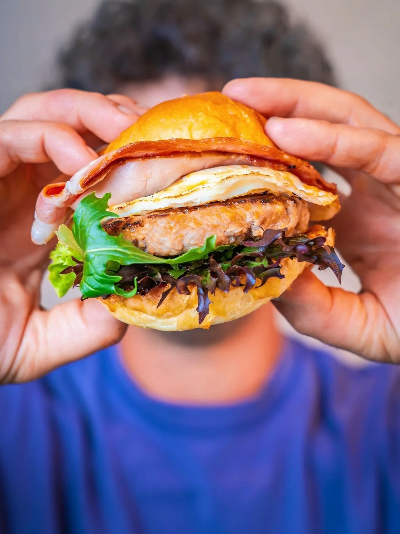 Tell us you love a burger without telling us 😏

Our housemade pork &amp; fennel sausage burger with bacon, local egg, caramelised onion jam, greens + aioli on a soft milk bun.

All-day favourite 💛

📸 @spooningaust